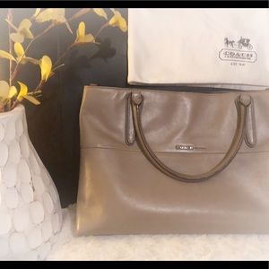 Beautiful COACH Borough bag